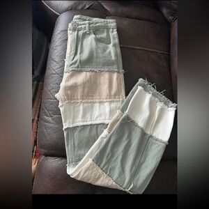 Shein women’s Small pants
Denim material